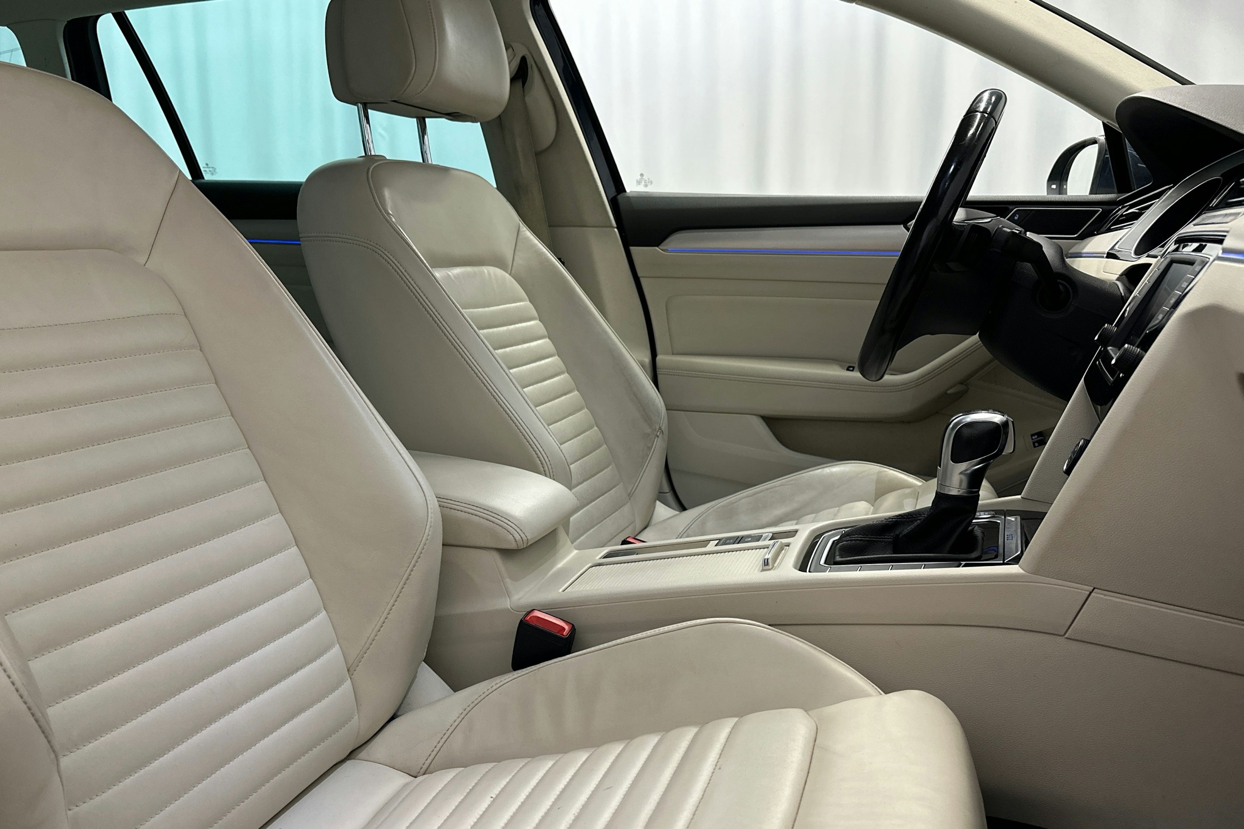 sininen Volkswagen Passat 2016 kuva 10.