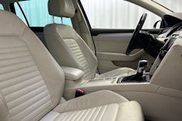 sininen Volkswagen Passat 2016 kuva 10.
