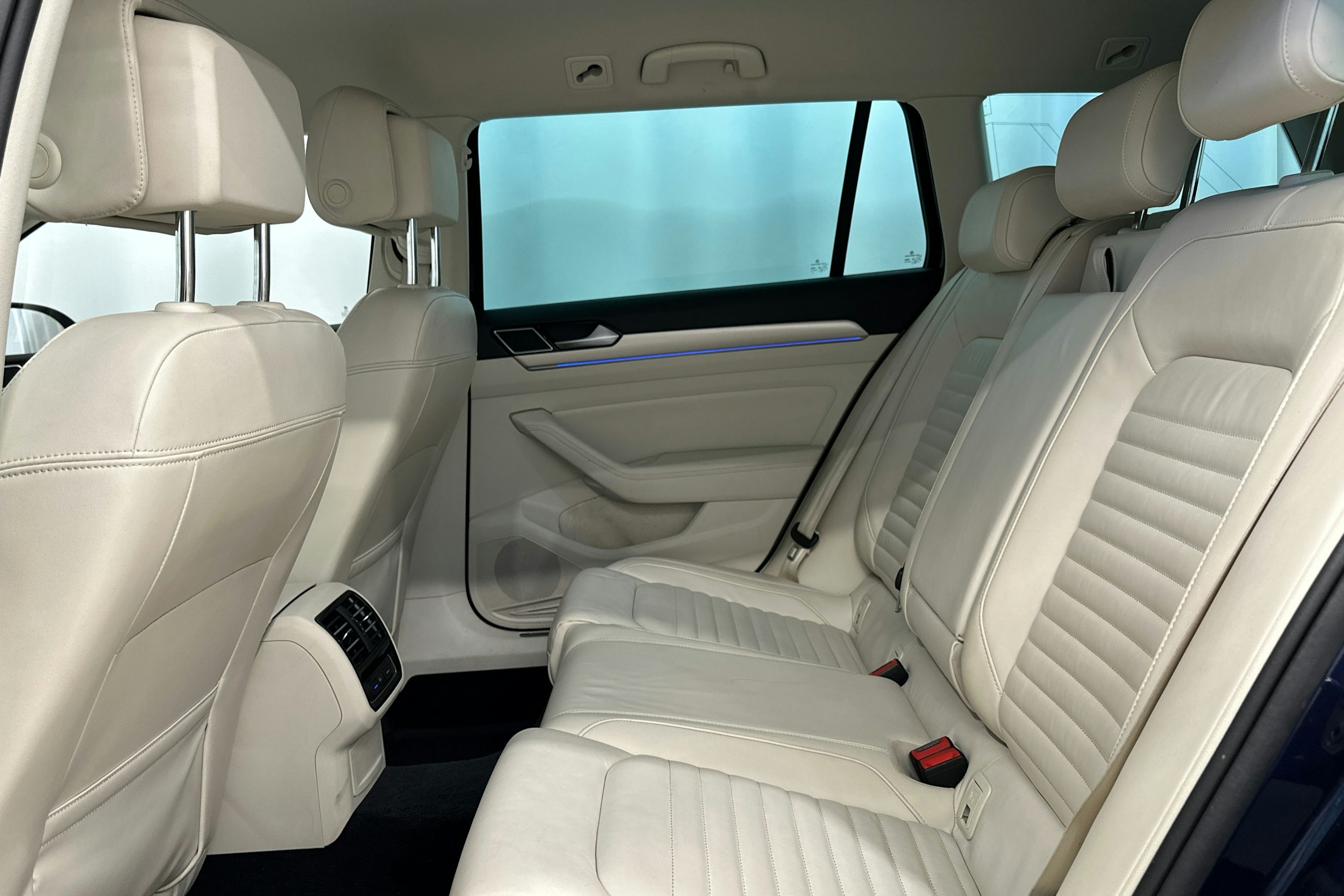sininen Volkswagen Passat 2016 kuva 11.