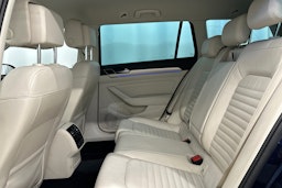 sininen Volkswagen Passat 2016 kuva 11.