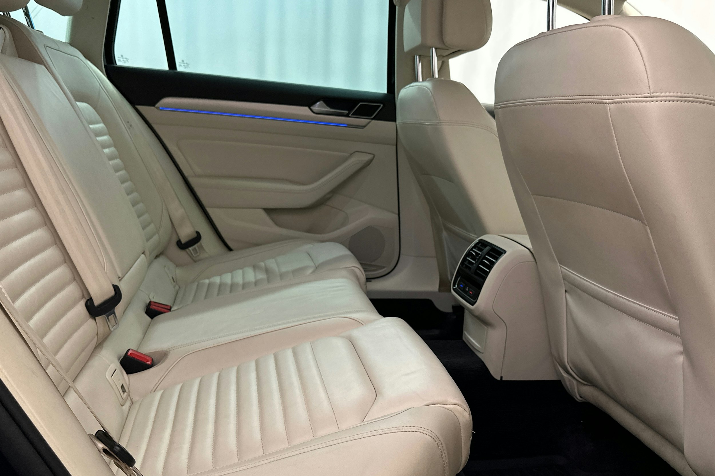 sininen Volkswagen Passat 2016 kuva 12.
