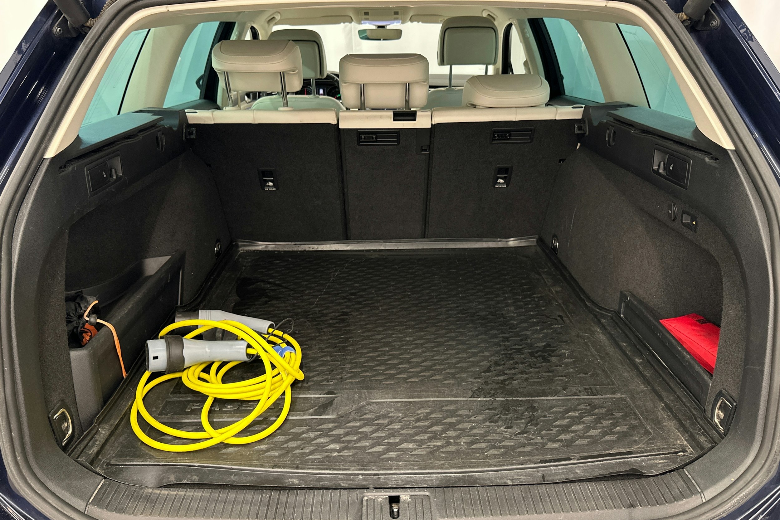 sininen Volkswagen Passat 2016 kuva 13.