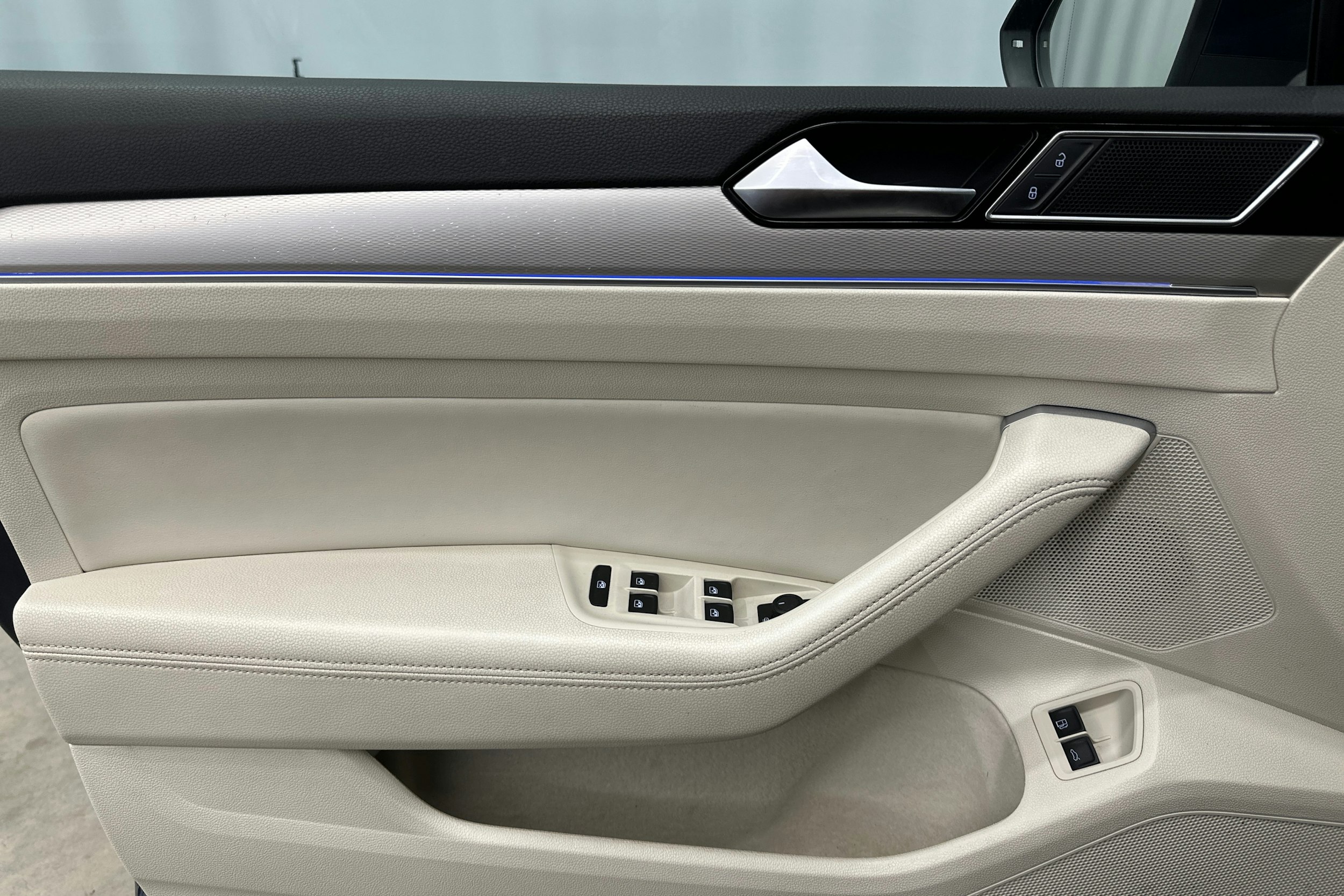 sininen Volkswagen Passat 2016 kuva 16.