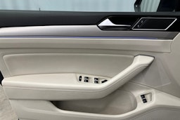 sininen Volkswagen Passat 2016 kuva 16.