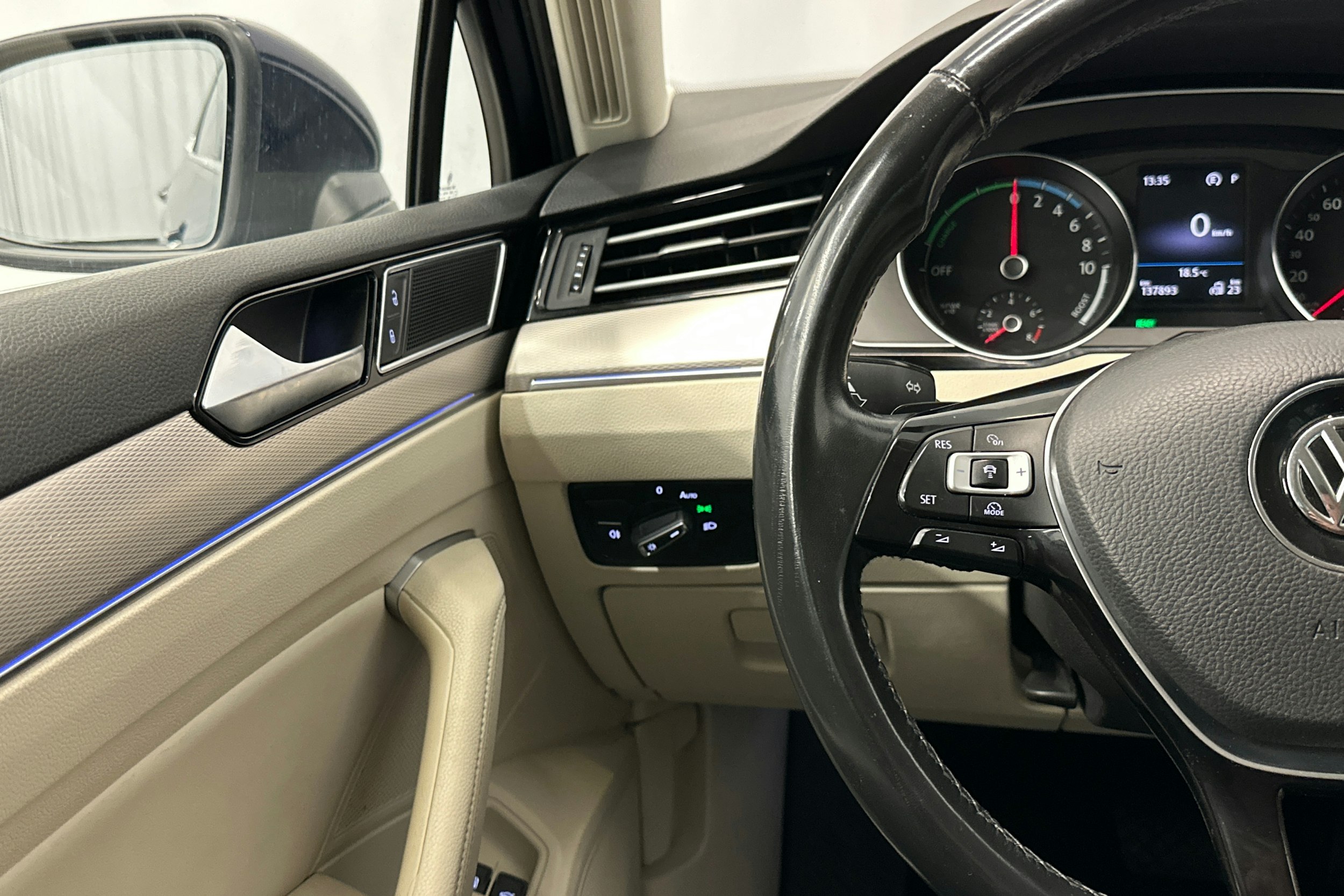 sininen Volkswagen Passat 2016 kuva 17.