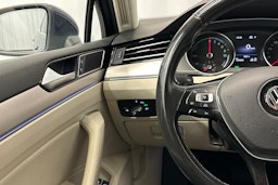sininen Volkswagen Passat 2016 kuva 17.