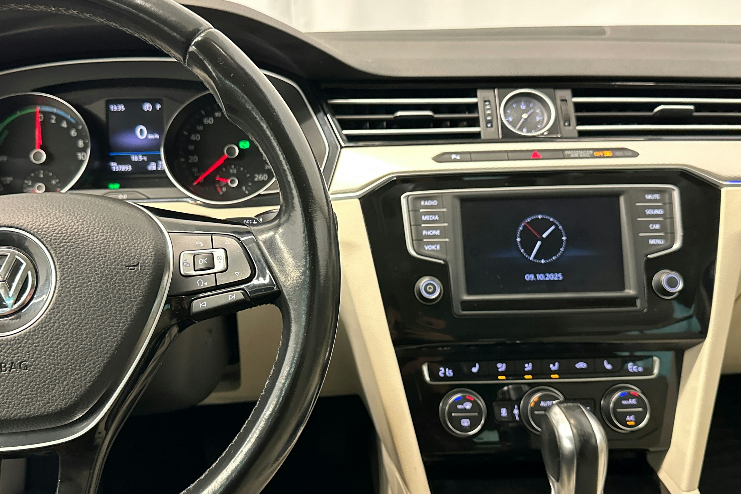 sininen Volkswagen Passat 2016 kuva 18.