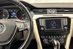 sininen Volkswagen Passat 2016 kuva 18.
