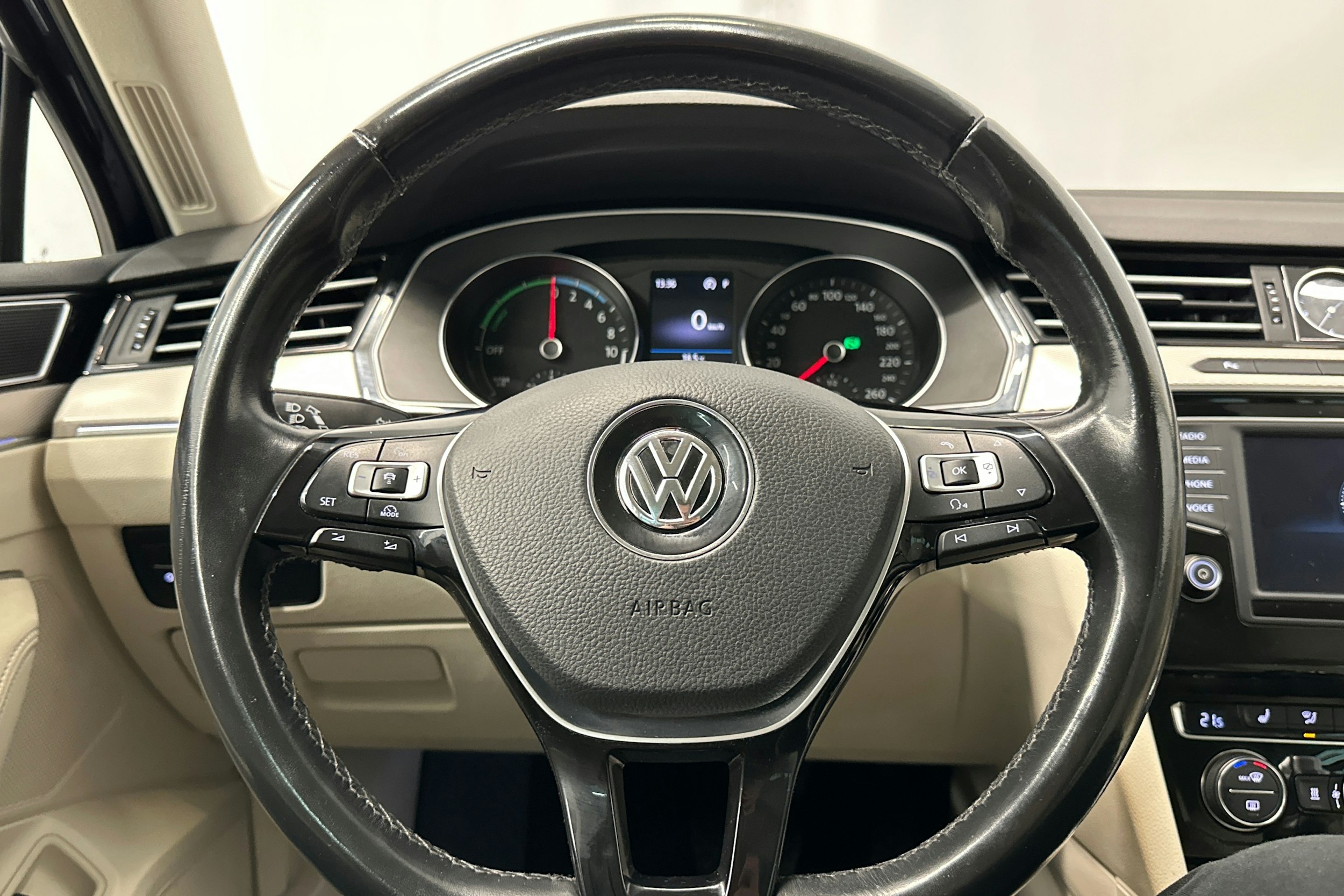 sininen Volkswagen Passat 2016 kuva 19.