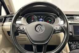 sininen Volkswagen Passat 2016 kuva 19.