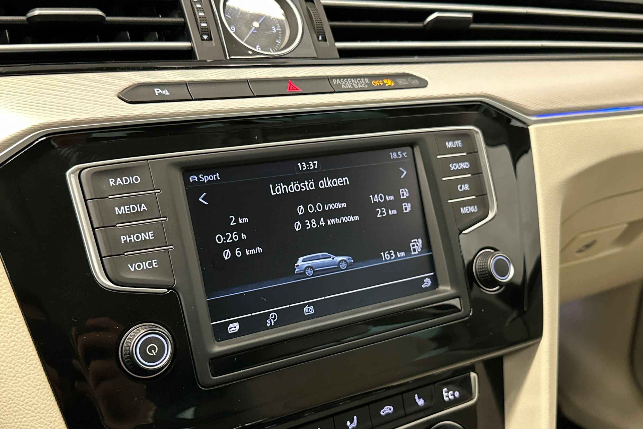 sininen Volkswagen Passat 2016 kuva 21.