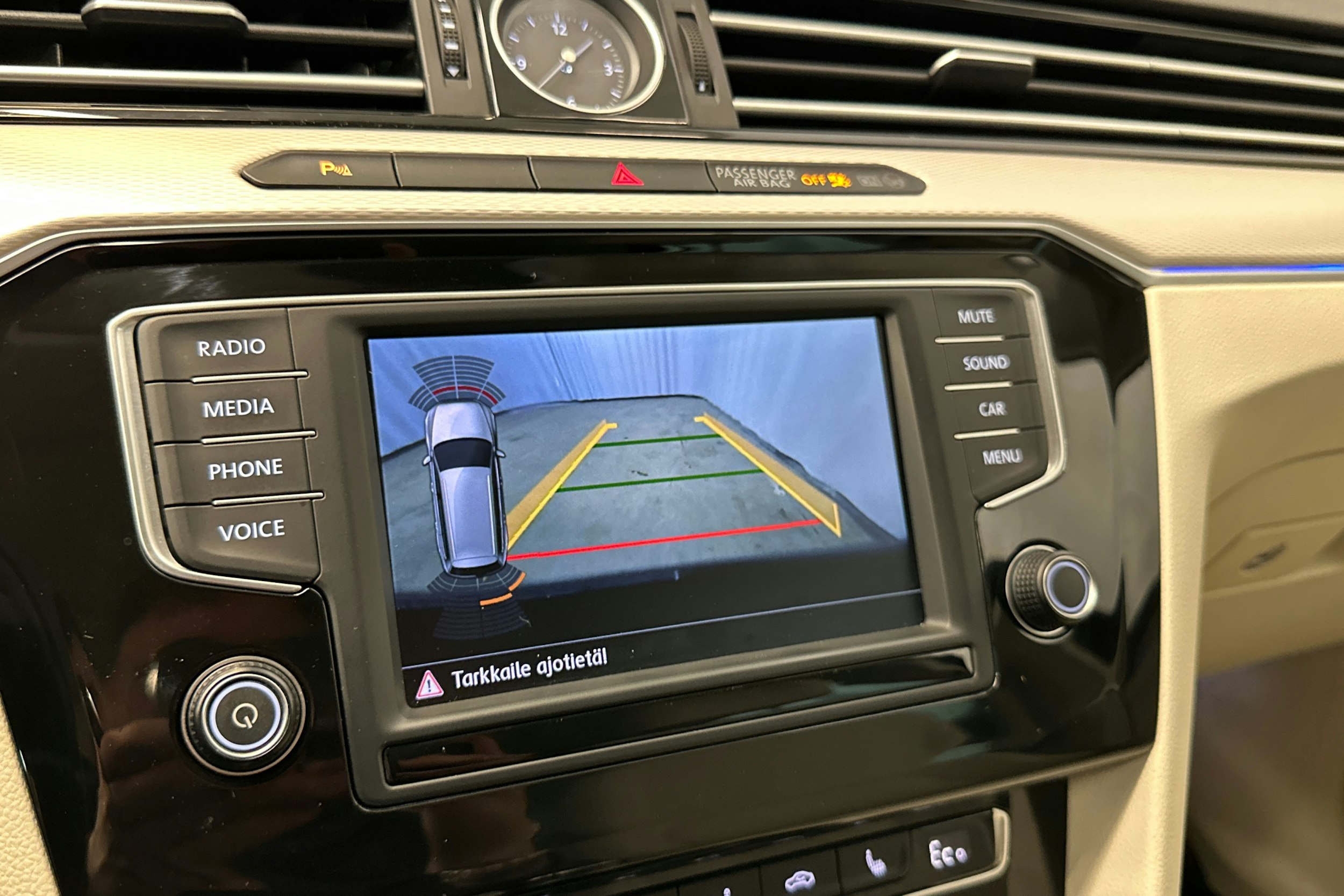 sininen Volkswagen Passat 2016 kuva 22.