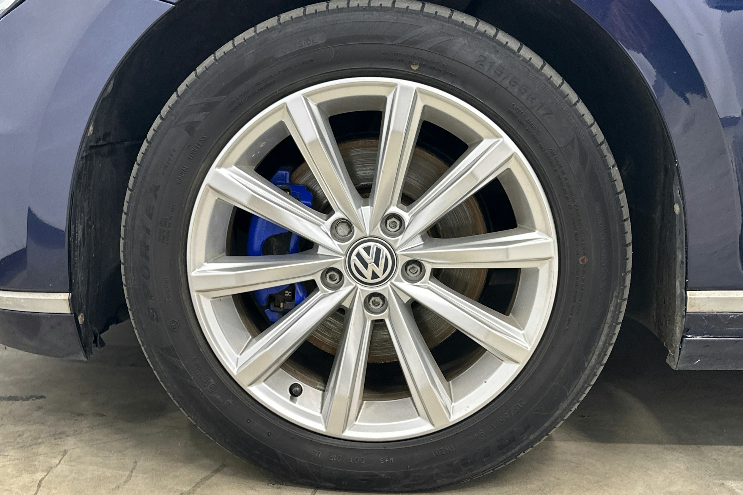 sininen Volkswagen Passat 2016 kuva 29.