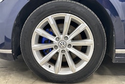 sininen Volkswagen Passat 2016 kuva 29.