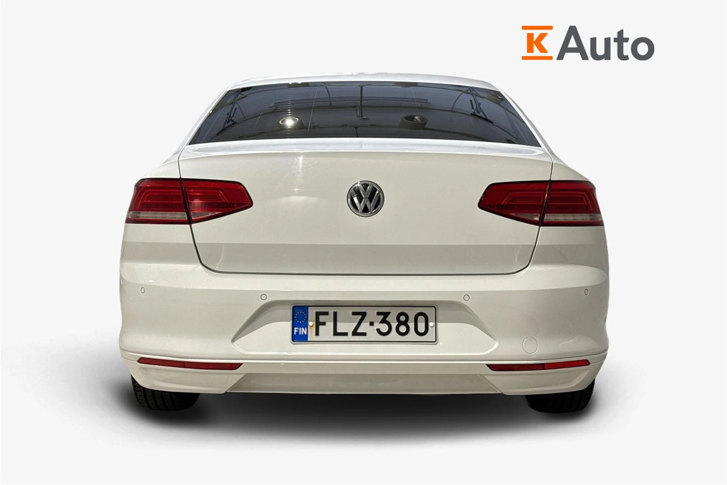 valkoinen Volkswagen Passat 2016 kuva 4.