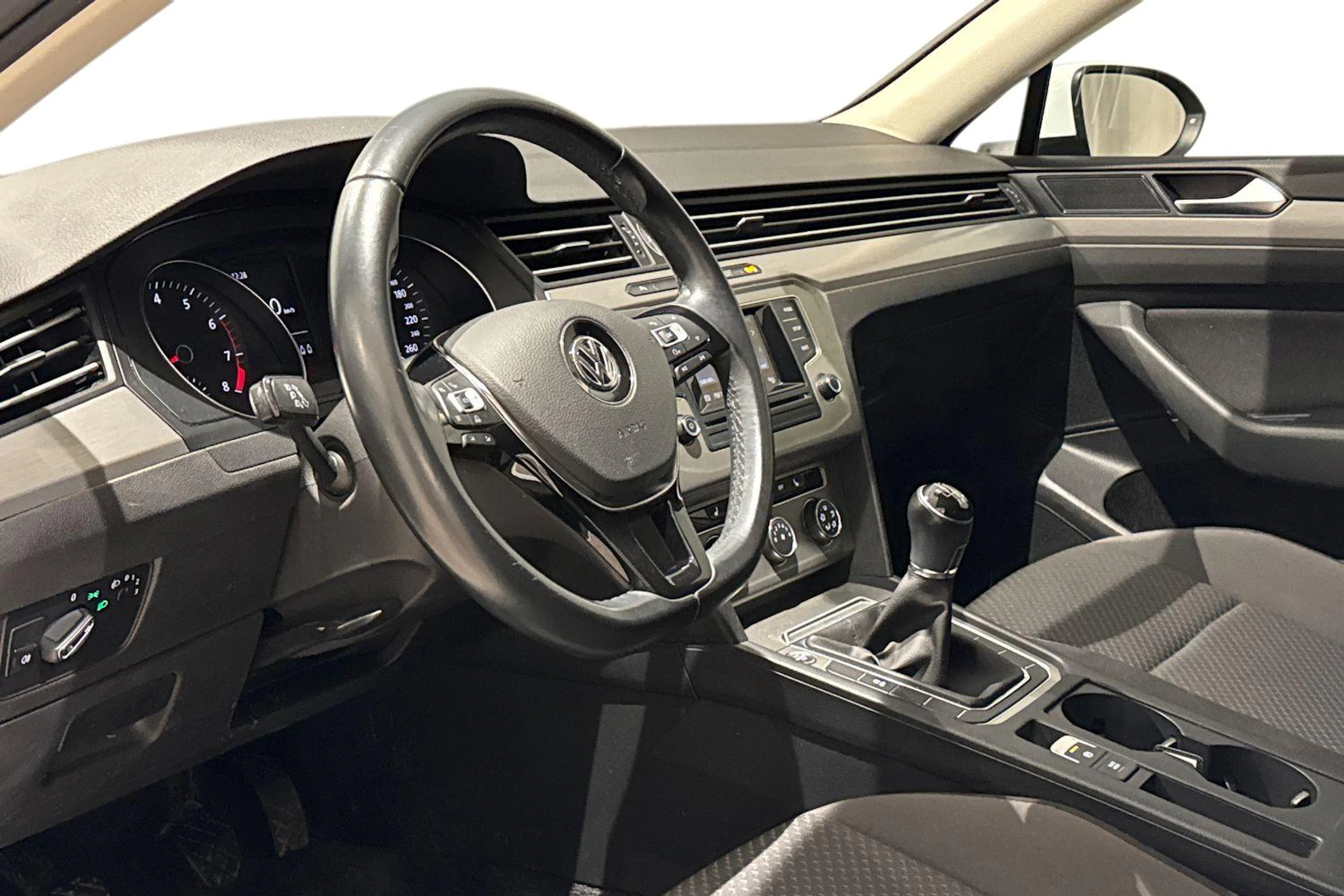valkoinen Volkswagen Passat 2016 kuva 8.