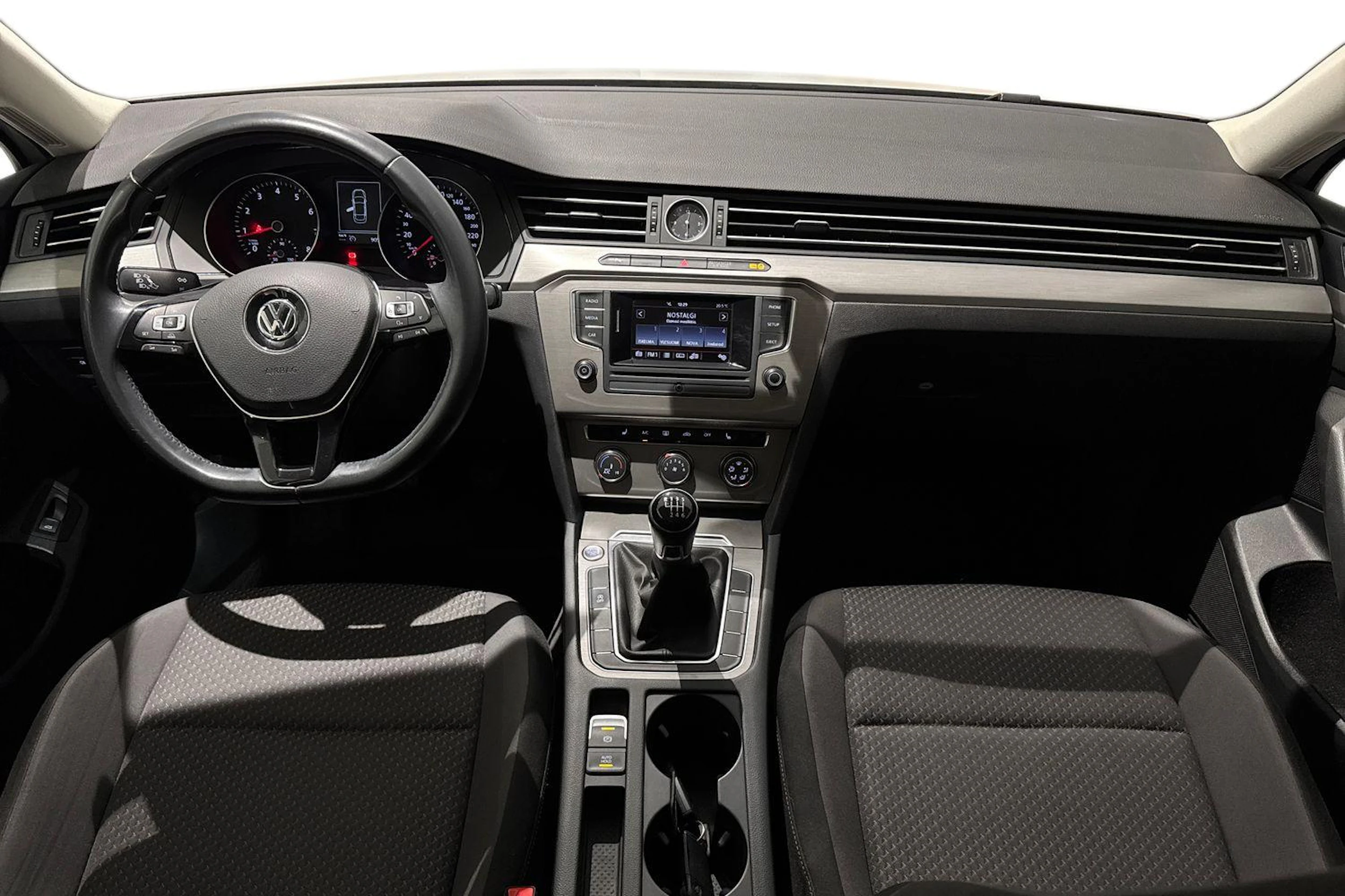 valkoinen Volkswagen Passat 2016 kuva 9.
