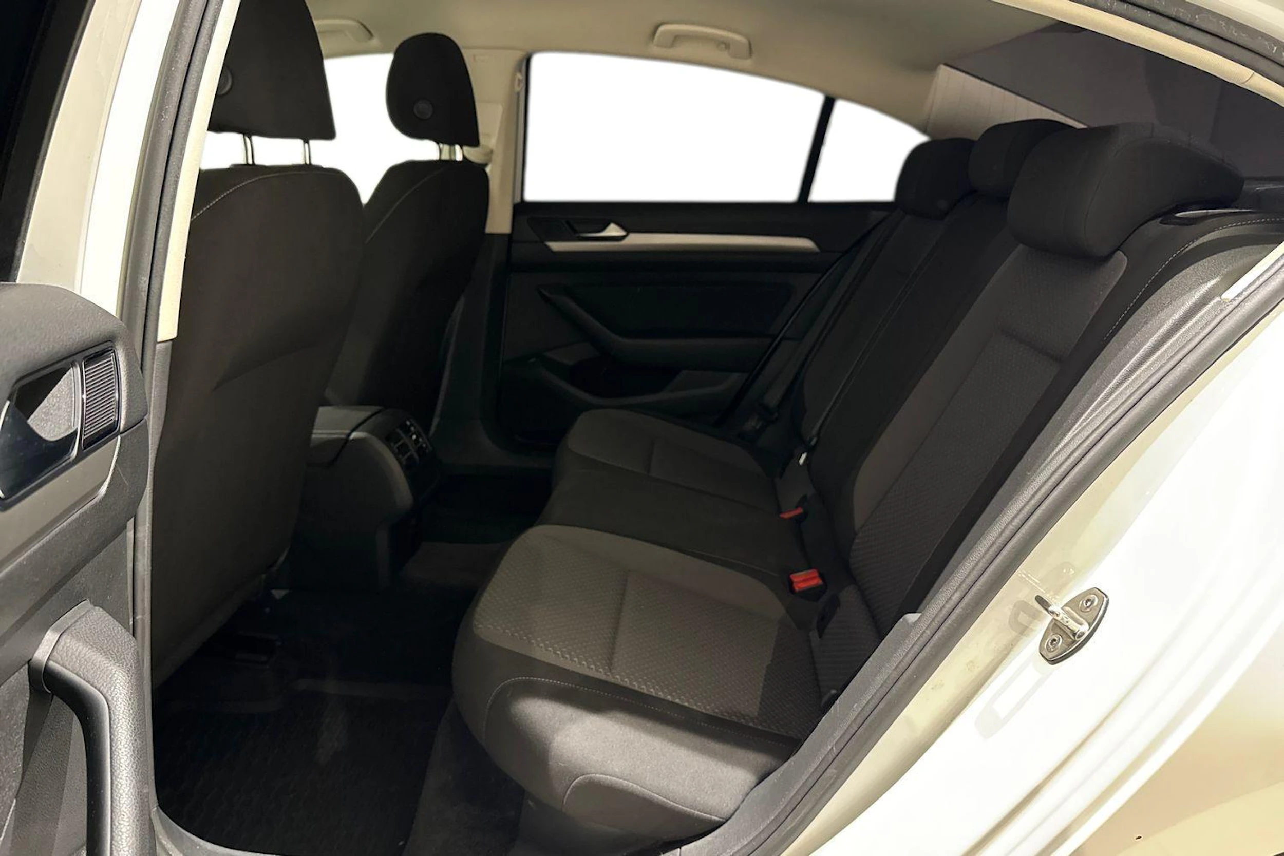 valkoinen Volkswagen Passat 2016 kuva 11.