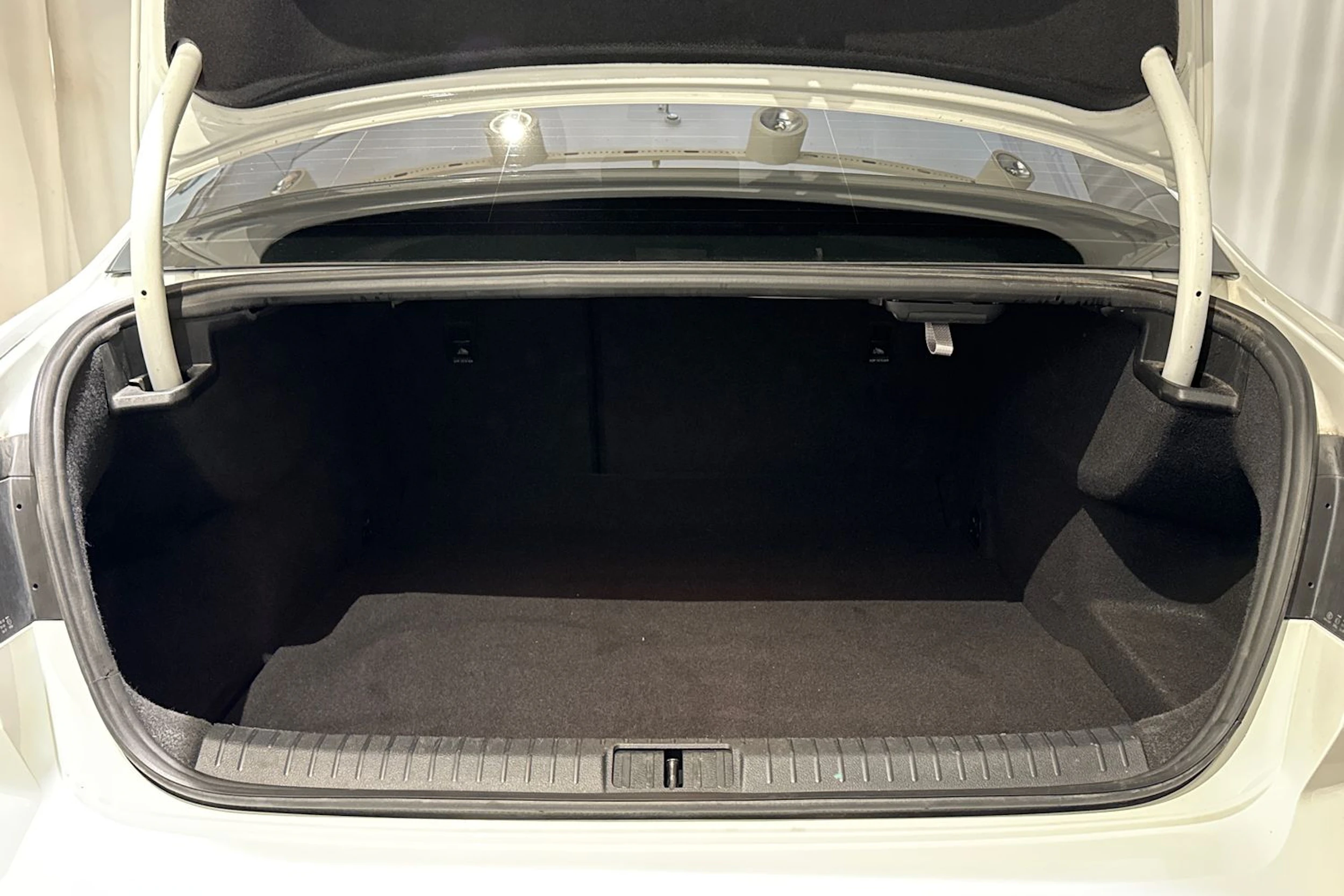 valkoinen Volkswagen Passat 2016 kuva 16.