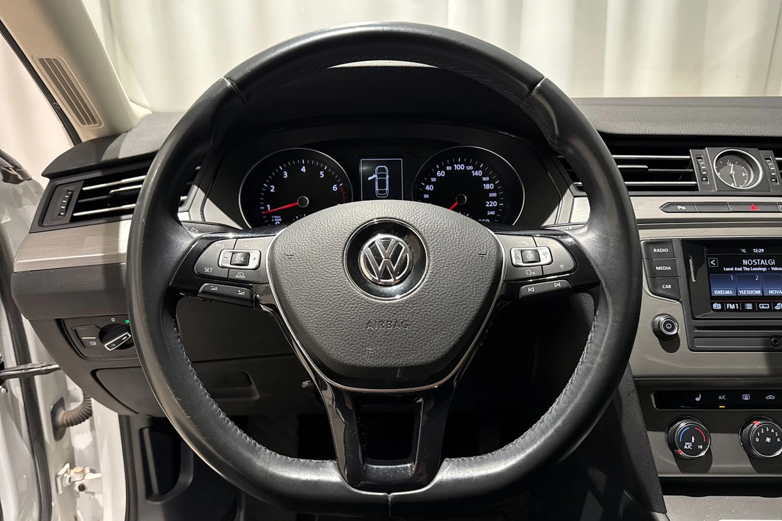 valkoinen Volkswagen Passat 2016 kuva 17.
