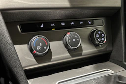 valkoinen Volkswagen Passat 2016 kuva 22.