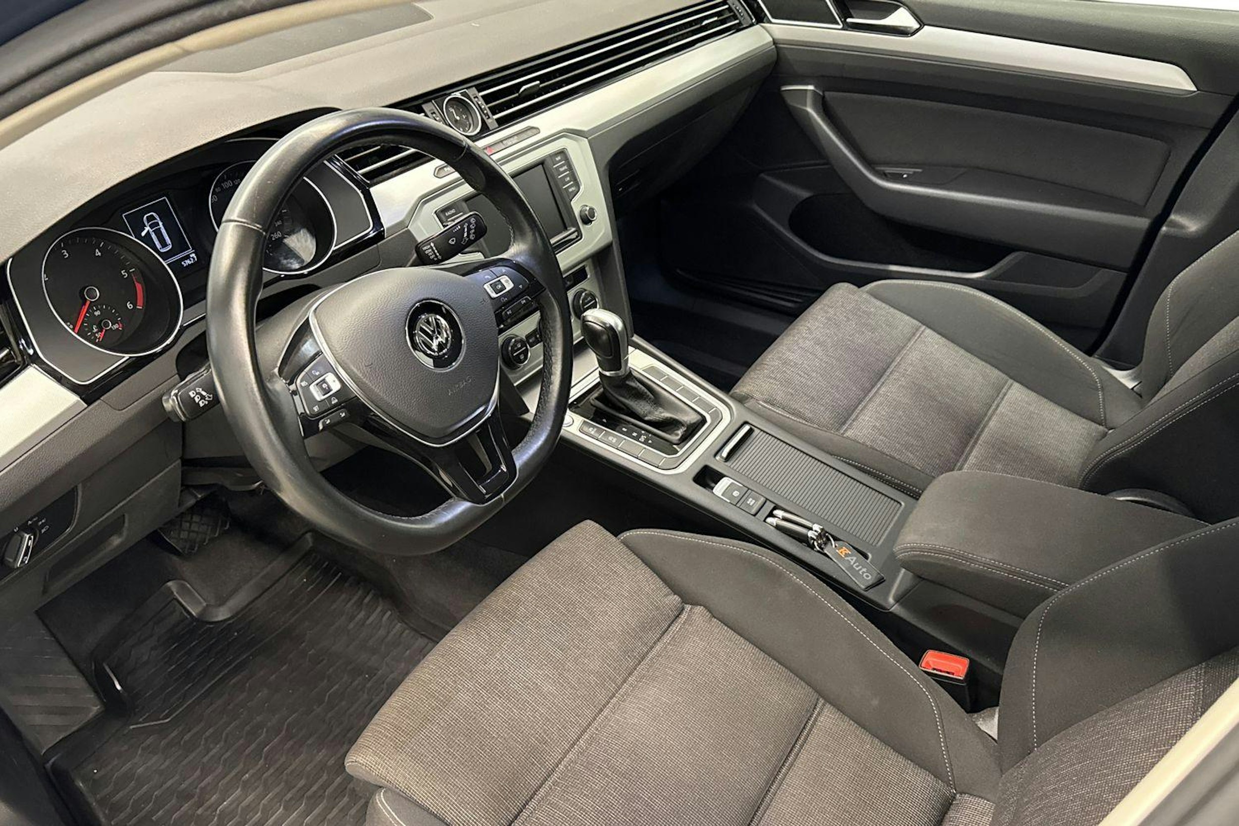sininen Volkswagen Passat 2016 kuva 7.