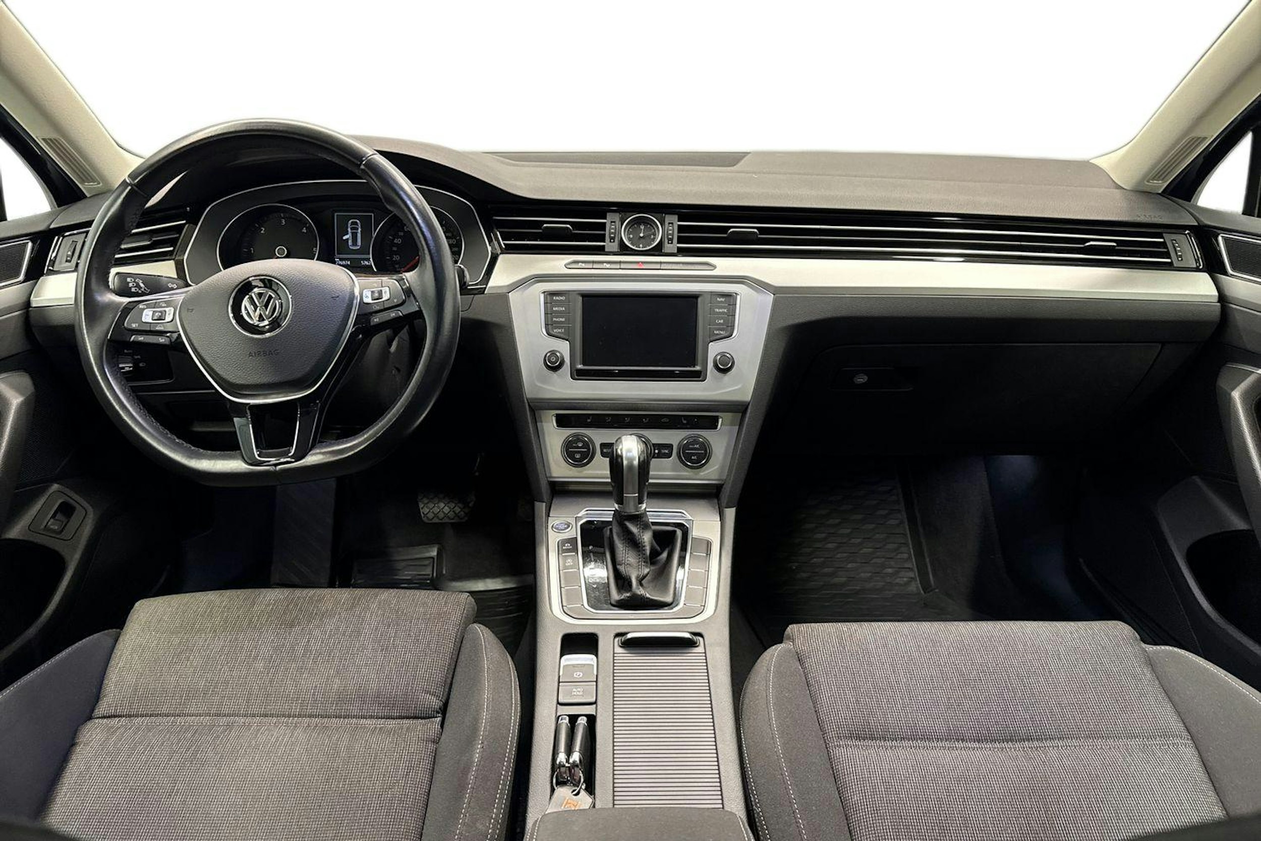 sininen Volkswagen Passat 2016 kuva 9.