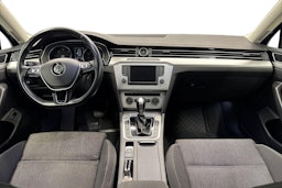 sininen Volkswagen Passat 2016 kuva 9.