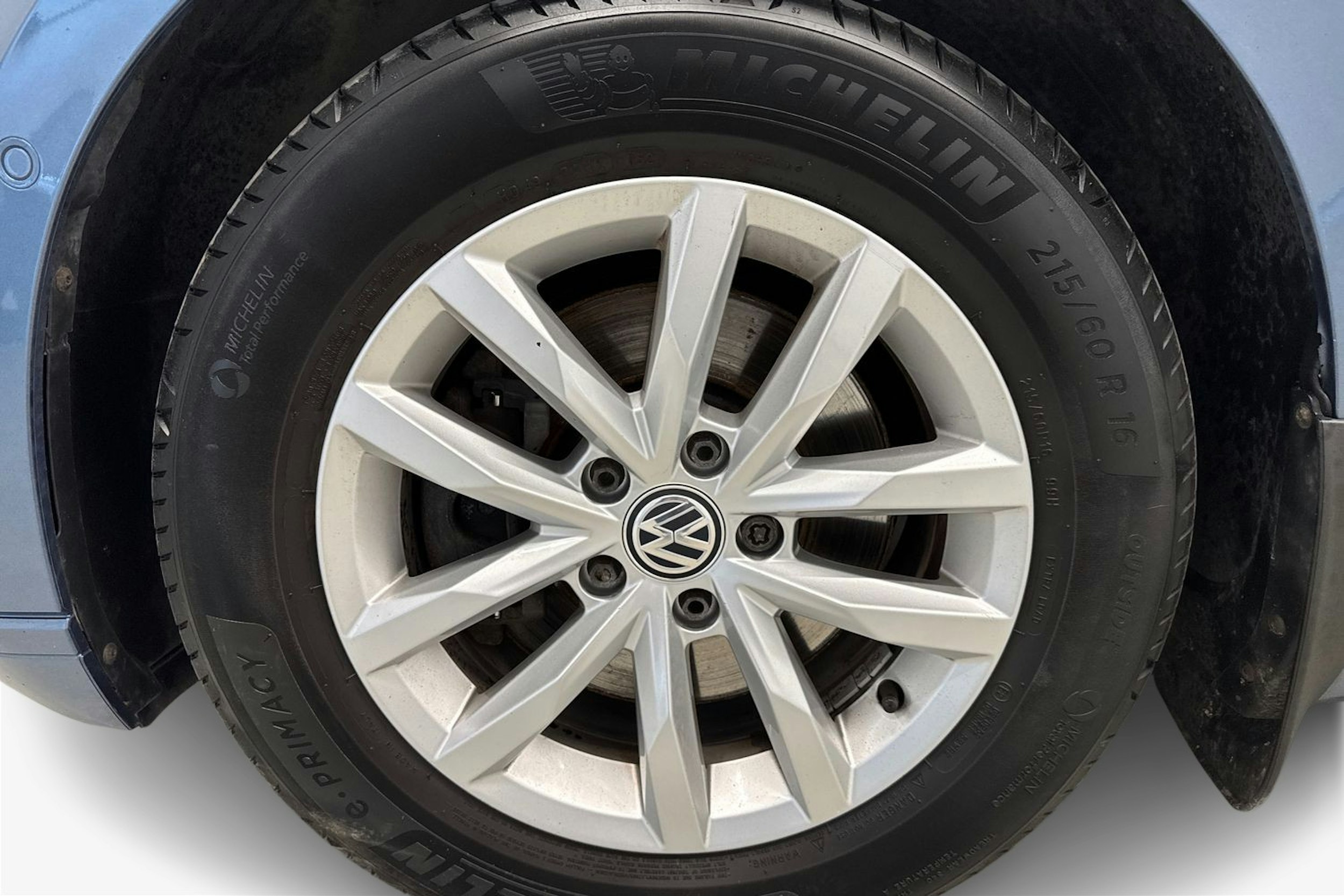 sininen Volkswagen Passat 2016 kuva 11.
