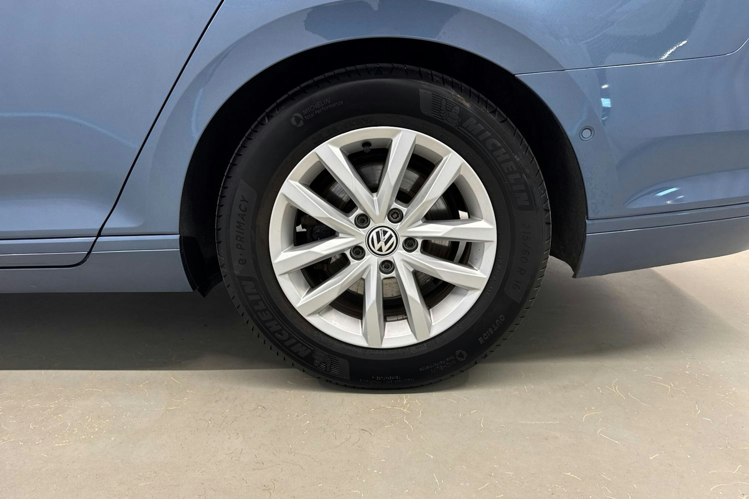 sininen Volkswagen Passat 2016 kuva 13.