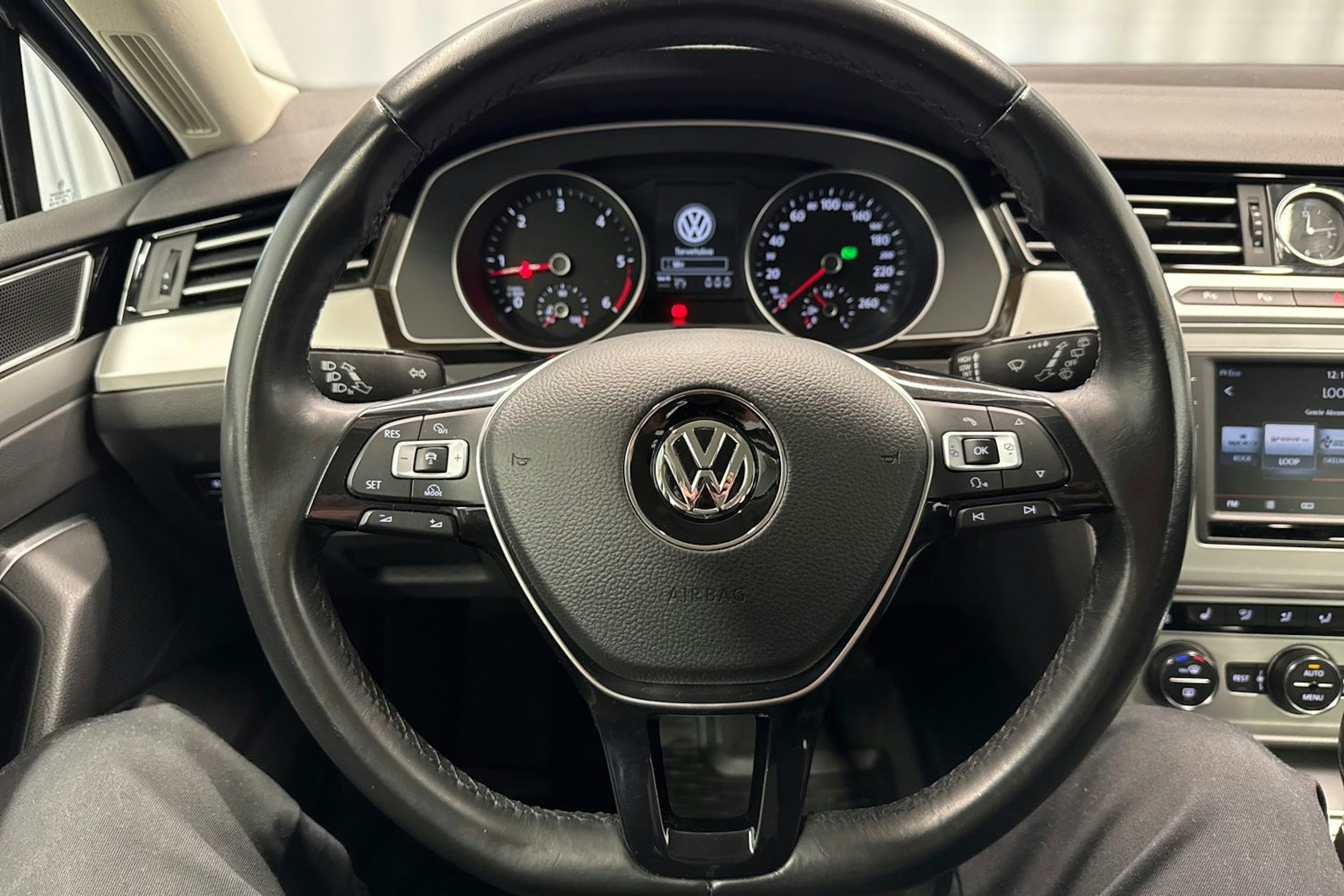 sininen Volkswagen Passat 2016 kuva 14.