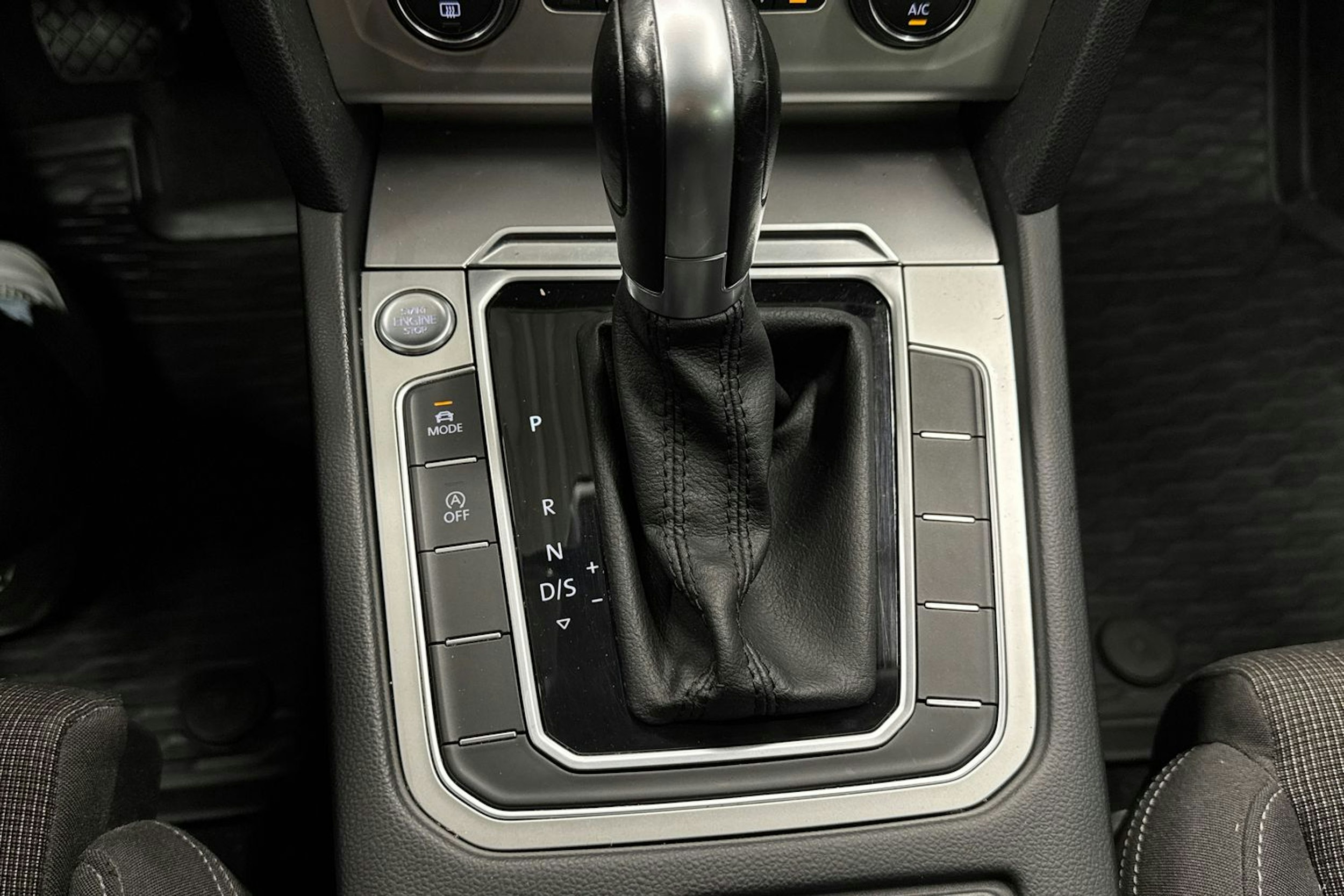 sininen Volkswagen Passat 2016 kuva 22.