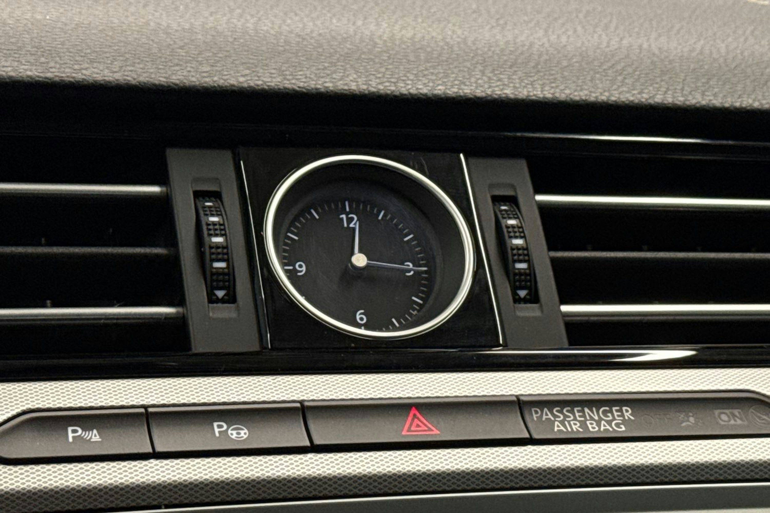sininen Volkswagen Passat 2016 kuva 24.