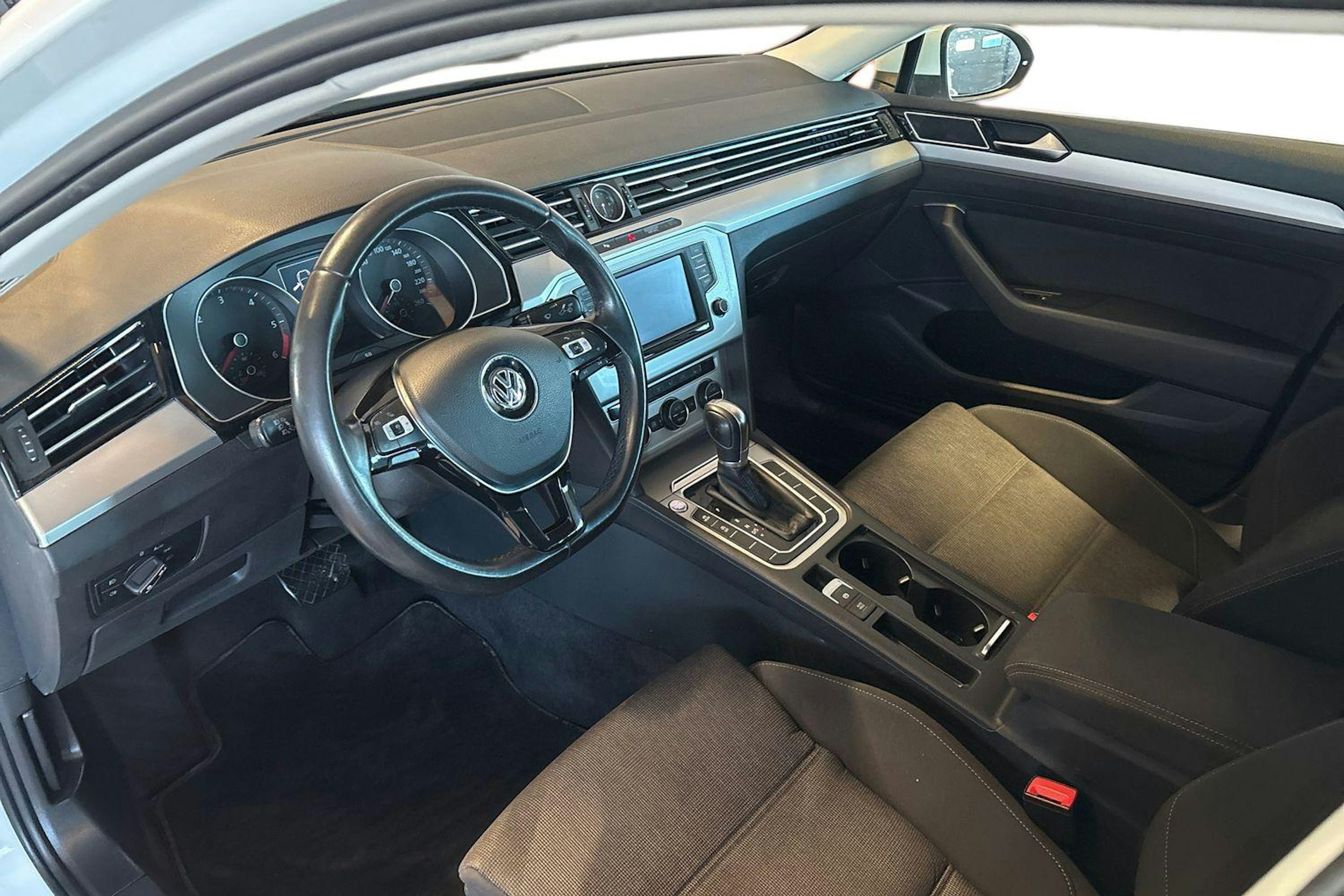 Valkoinen Volkswagen PASSAT 2016 kuva 7.