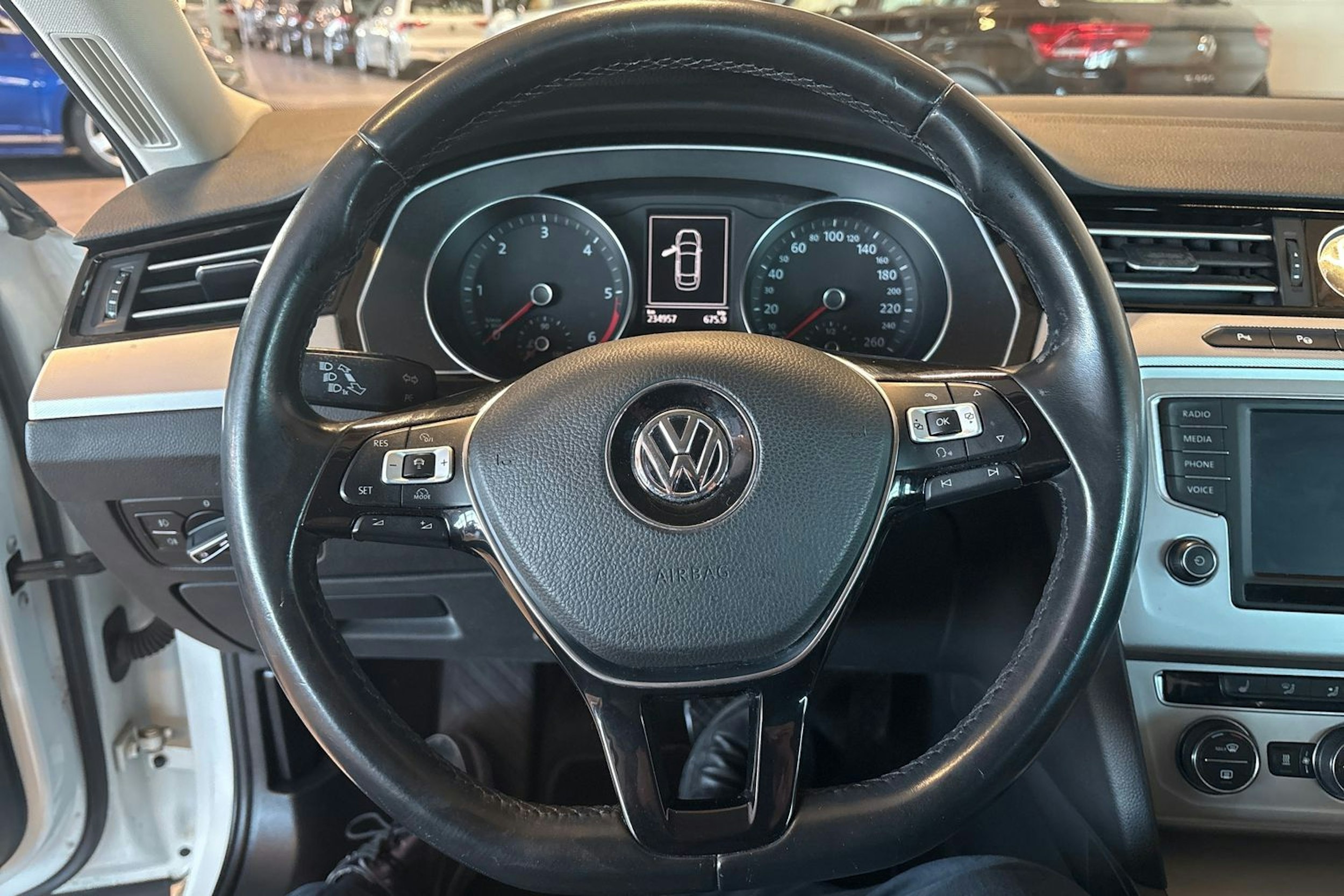 Valkoinen Volkswagen PASSAT 2016 kuva 16.