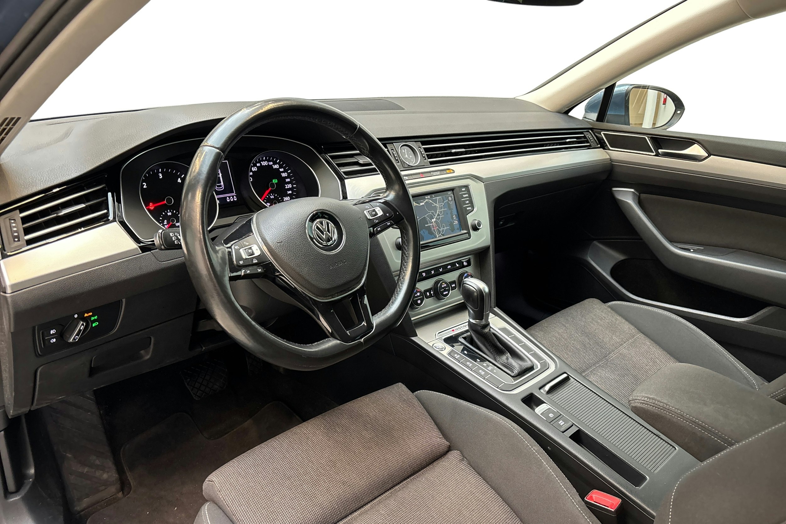 sininen Volkswagen Passat 2016 kuva 7.
