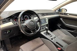 sininen Volkswagen Passat 2016 kuva 7.