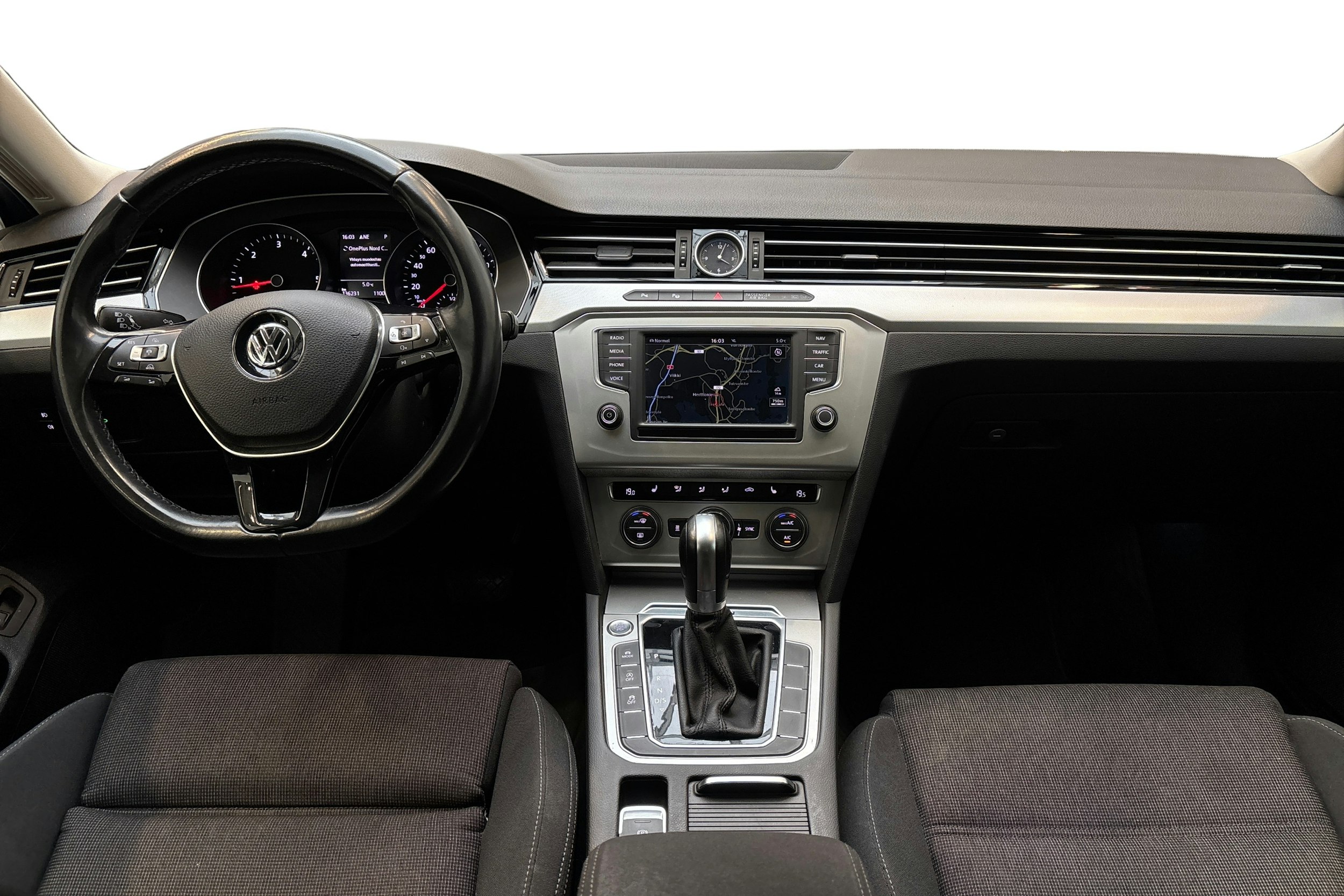 sininen Volkswagen Passat 2016 kuva 9.