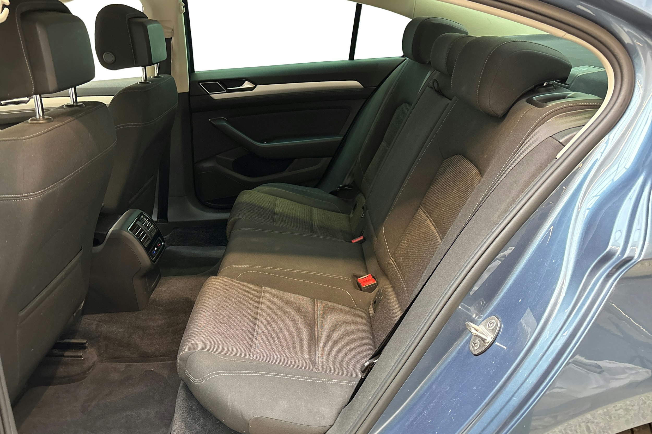 sininen Volkswagen Passat 2016 kuva 10.
