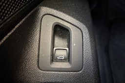 sininen Volkswagen Passat 2016 kuva 19.