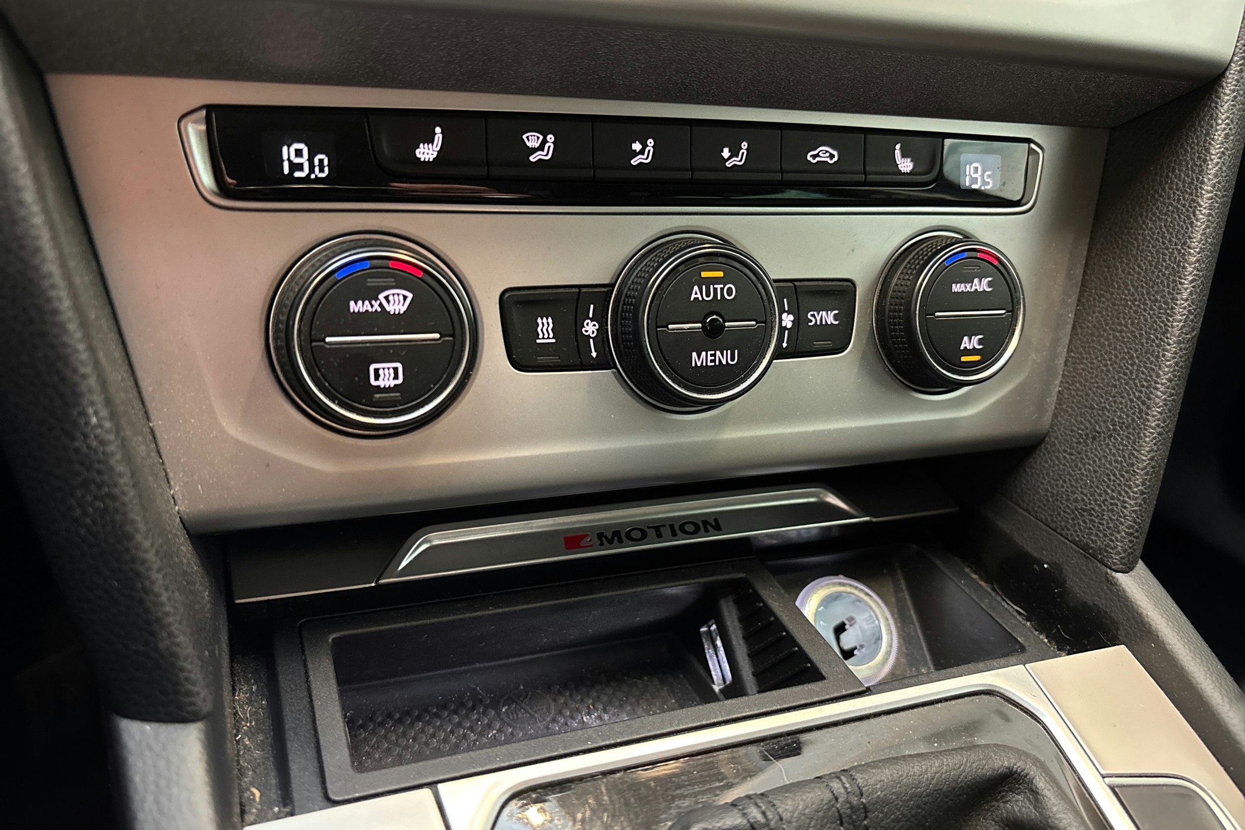sininen Volkswagen Passat 2016 kuva 24.