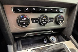 sininen Volkswagen Passat 2016 kuva 24.