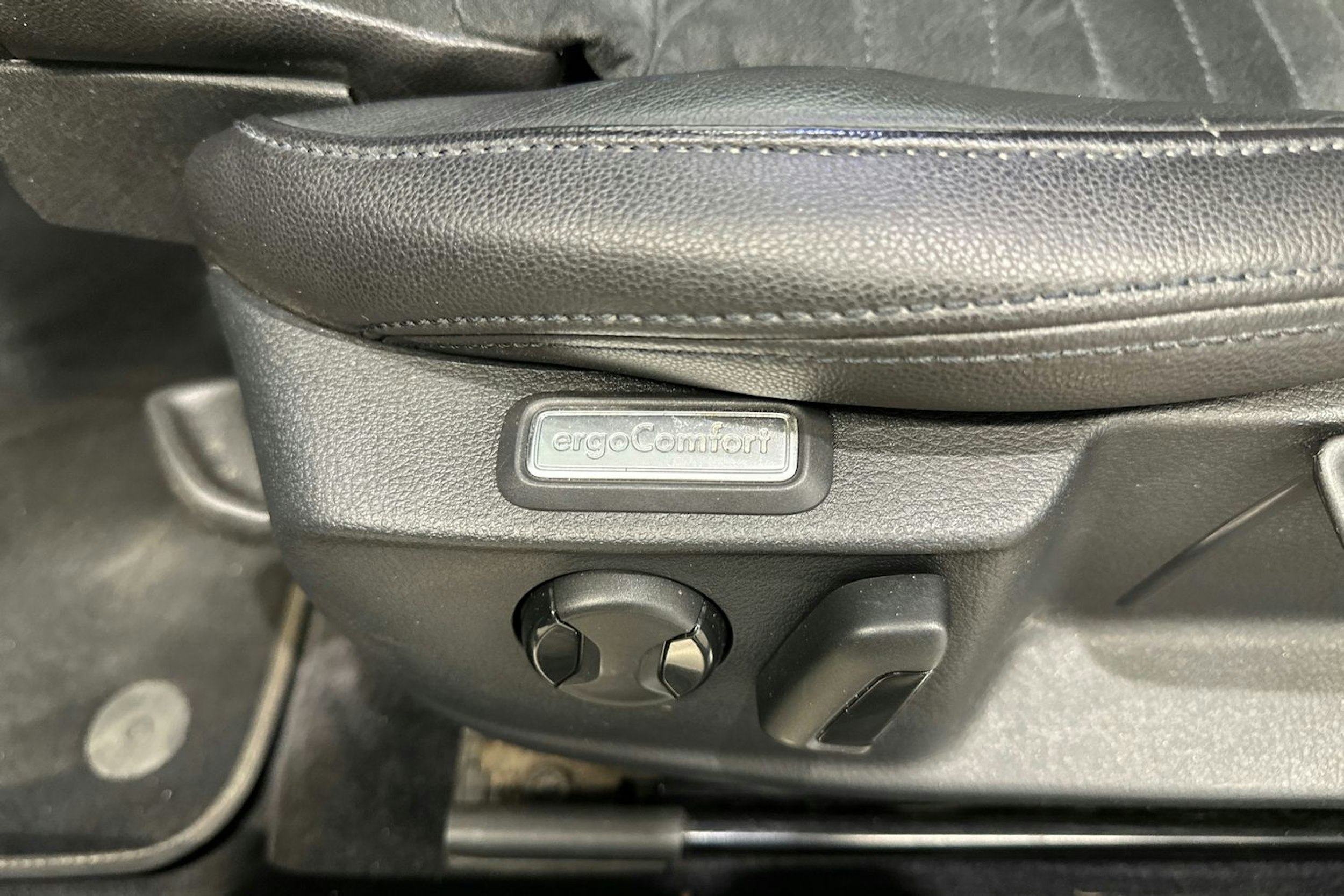 harmaa Volkswagen Passat 2016 kuva 18.