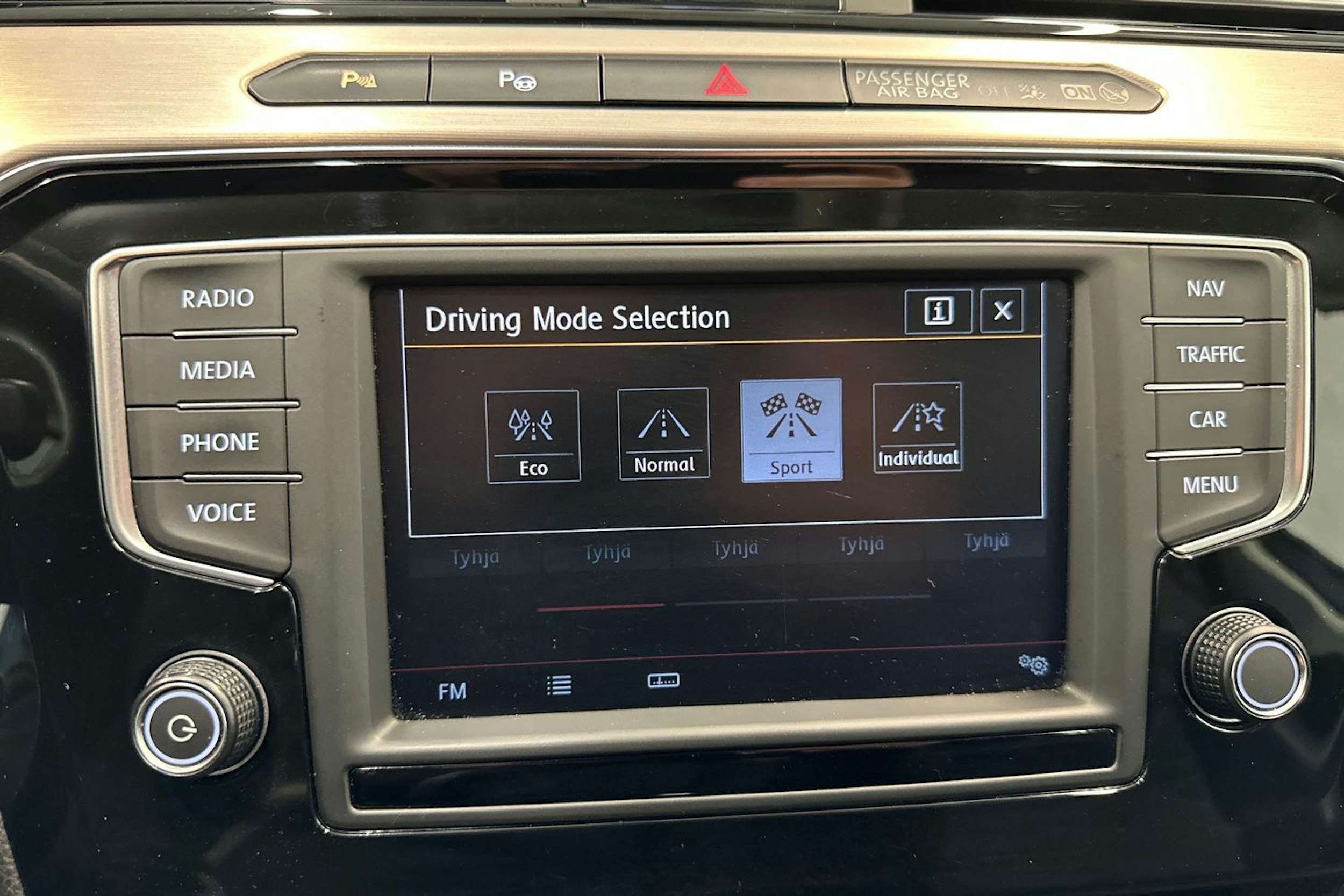 harmaa Volkswagen Passat 2016 kuva 28.
