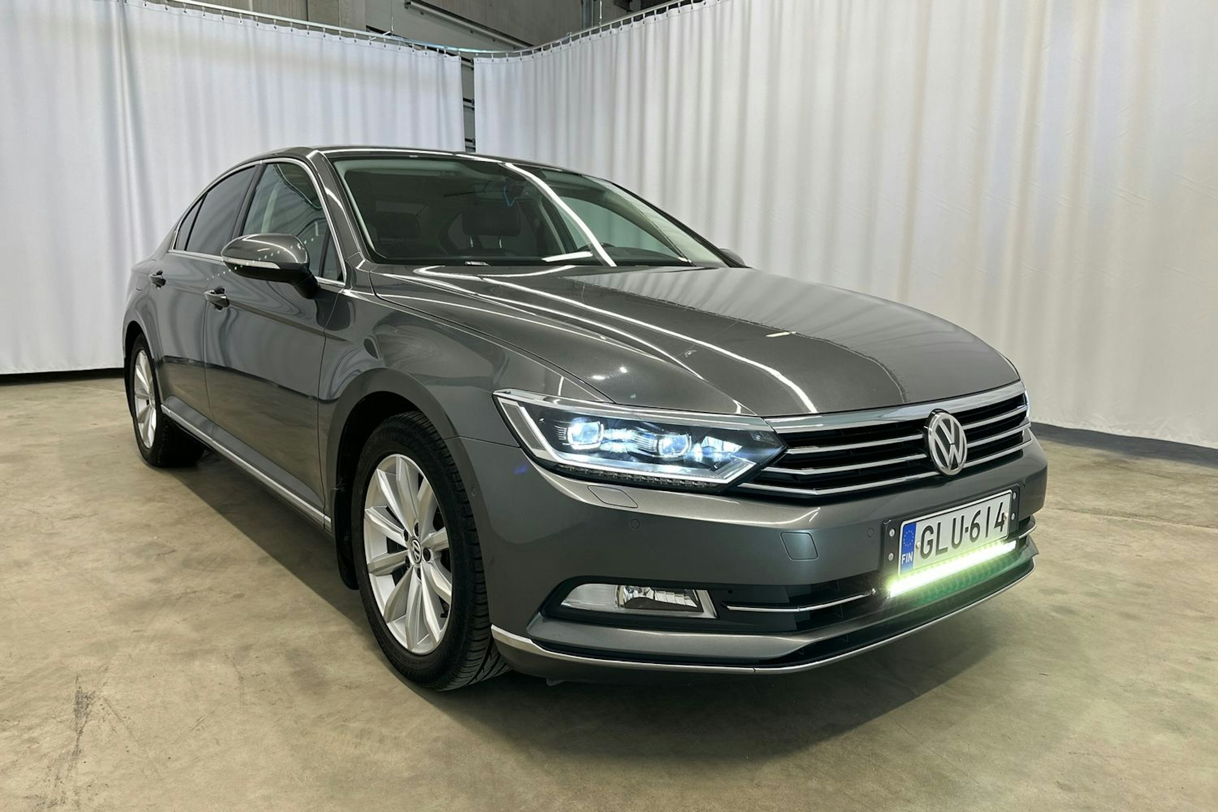 harmaa Volkswagen Passat 2016 kuva 32.