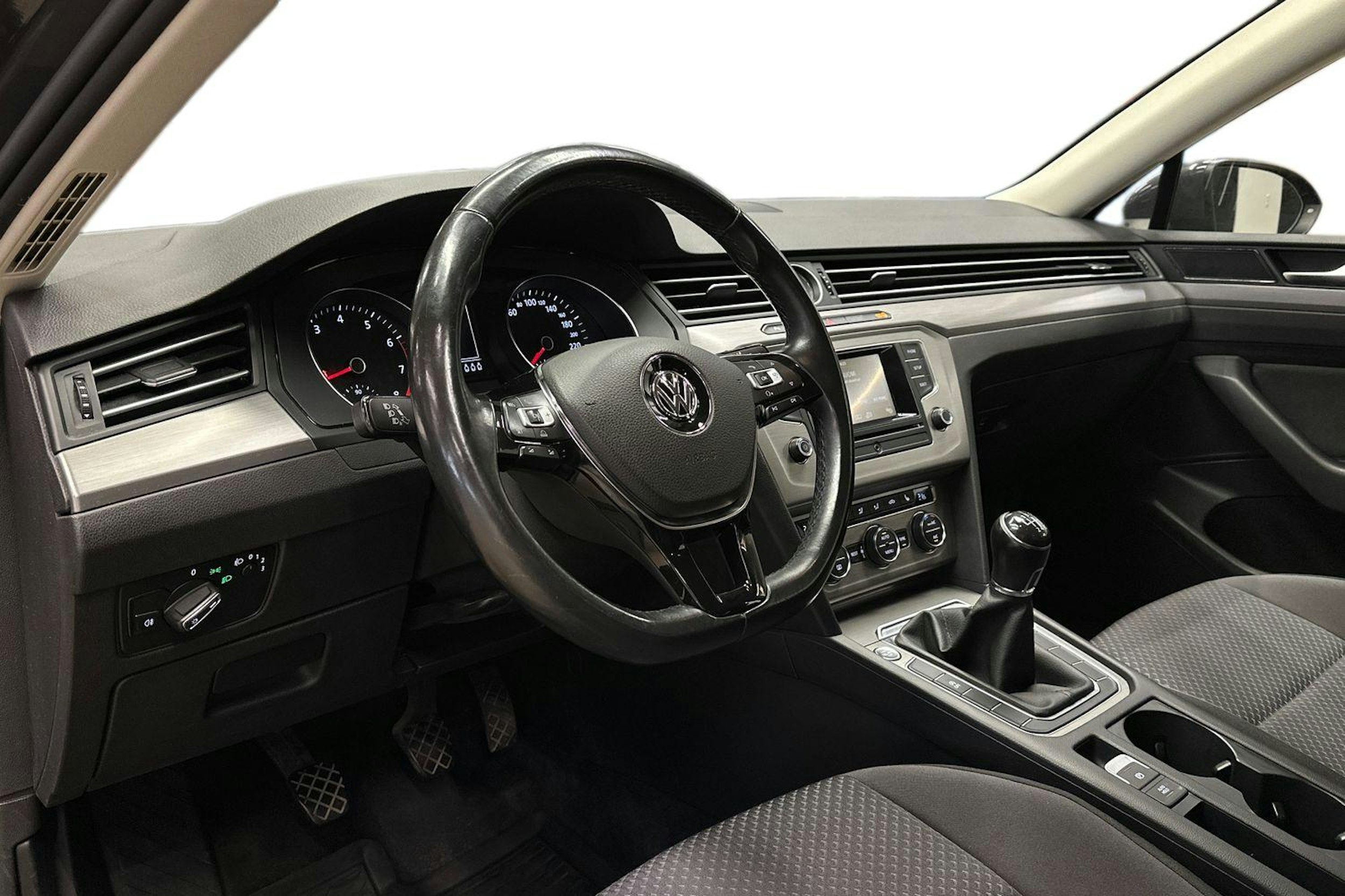 harmaa Volkswagen Passat 2016 kuva 7.