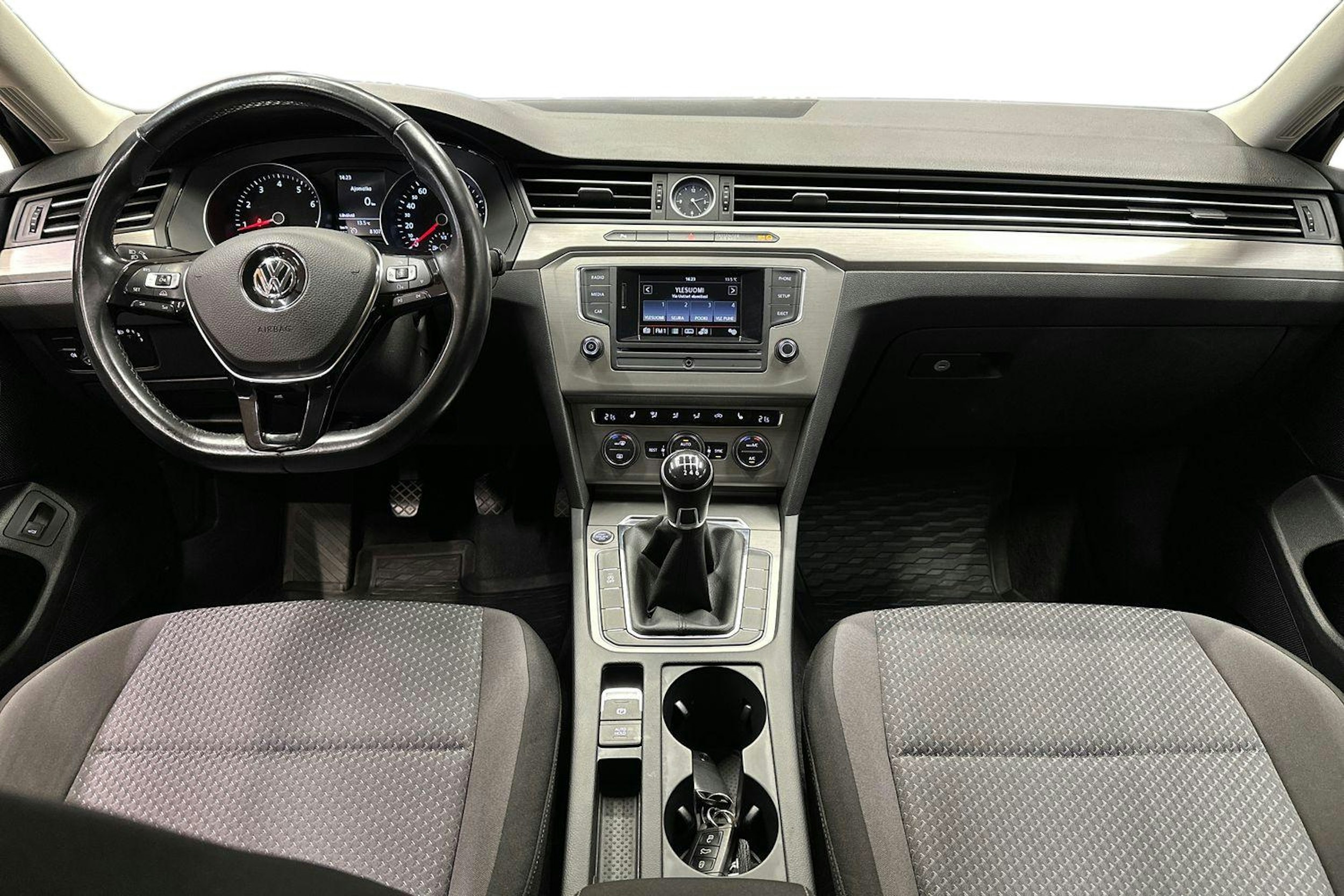 harmaa Volkswagen Passat 2016 kuva 9.