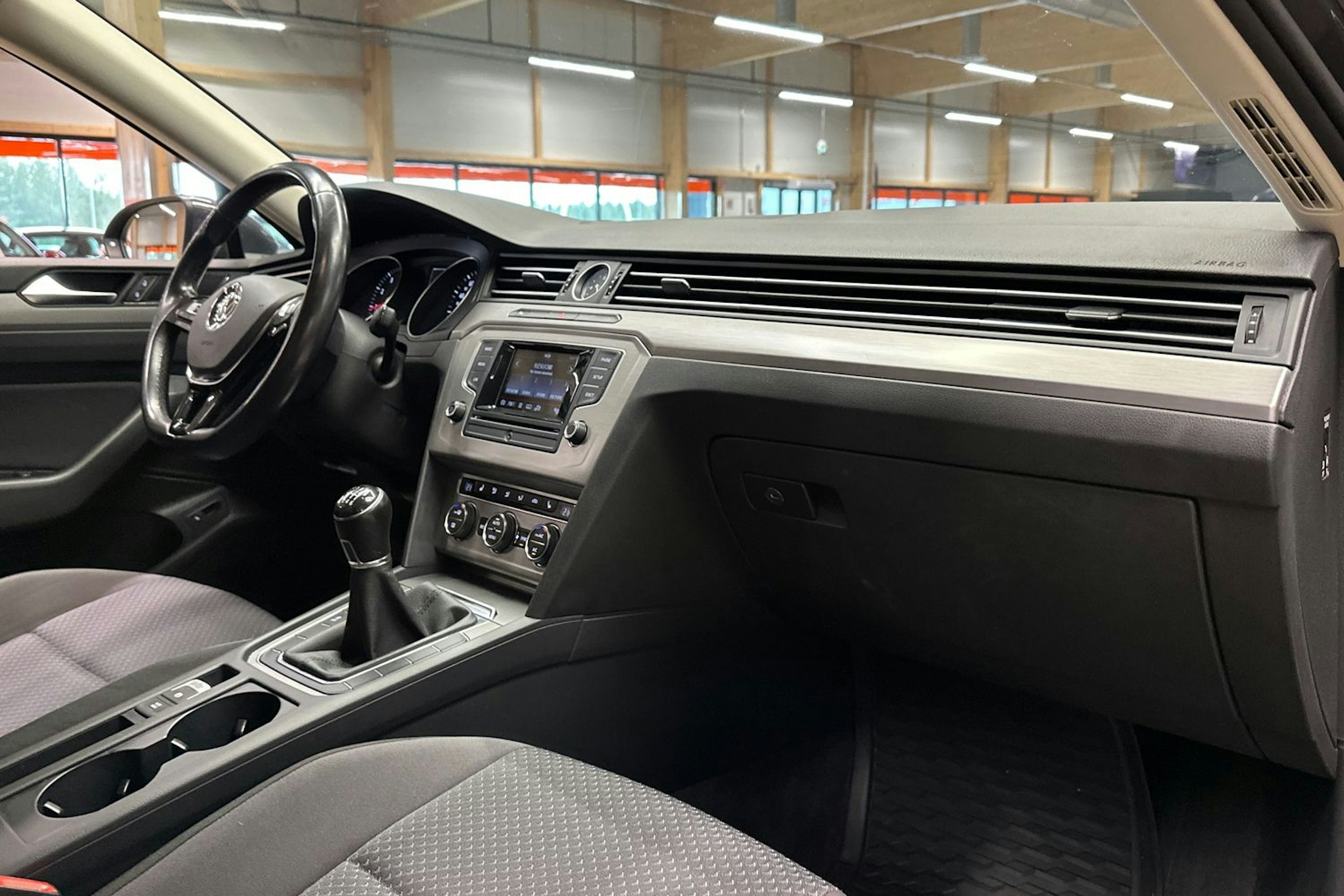 harmaa Volkswagen Passat 2016 kuva 14.