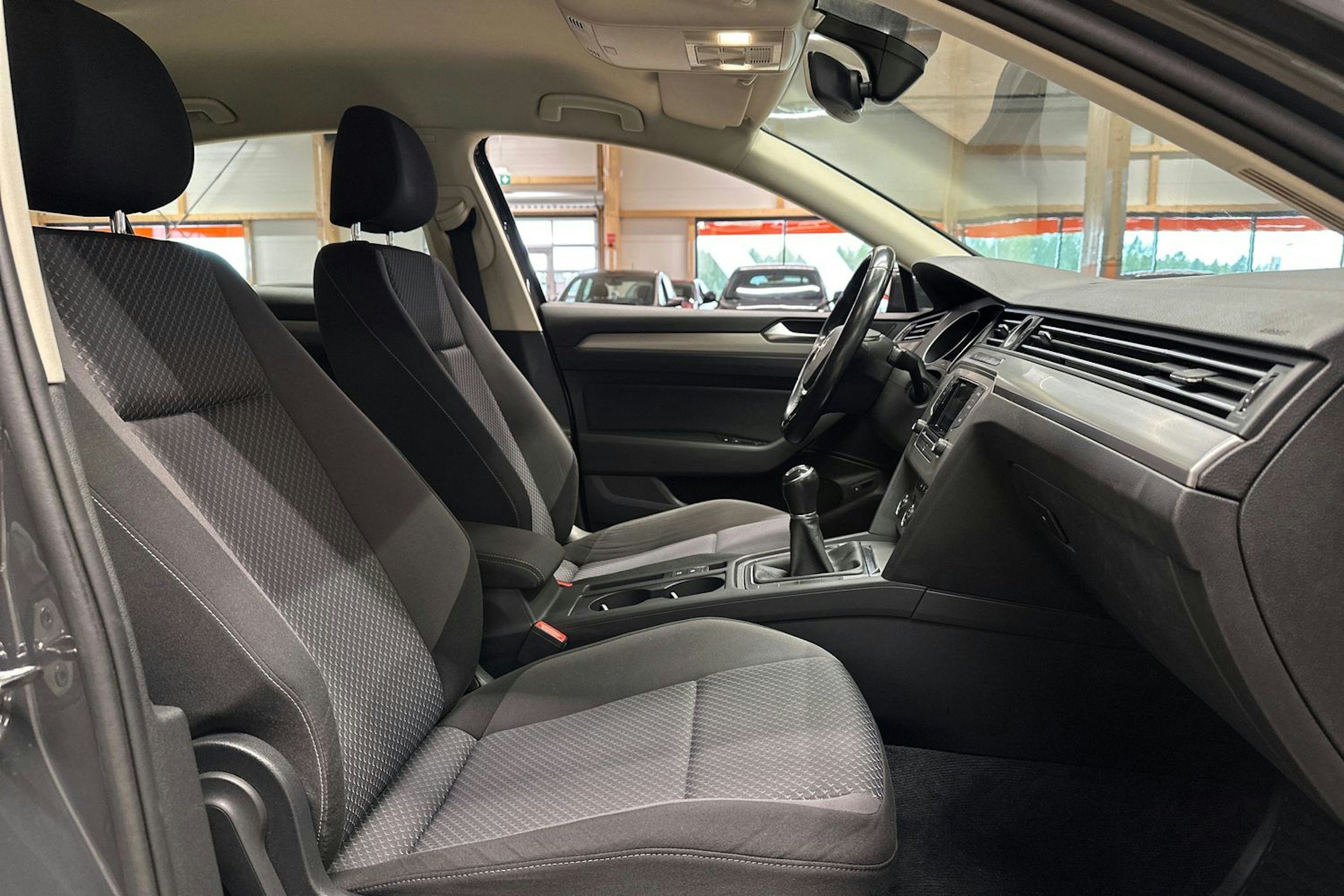 harmaa Volkswagen Passat 2016 kuva 15.