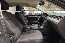 harmaa Volkswagen Passat 2016 kuva 15.